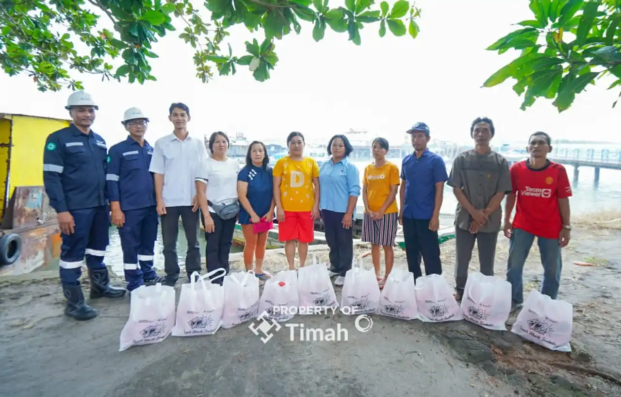 PT Timah Serahkan Bantuan Paket  Sembako Warga Terdampak Banjir di Desa Lumut [Foto: Doc. PT Timah]