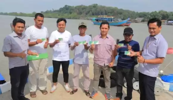 PT Timah Tbk saat menyerahkan kartu BPJS Ketenagakerjaan kepada nelayan tradisional di Bangka. [Foto: Humas PT Timah Tbk]