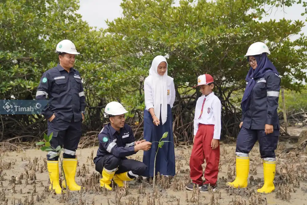 PT Timah Konsisten Mendukung Kelestarian Lingkungan Melalui Program Penanaman Pohon Berkala [Foto: Doc. PT Timah]