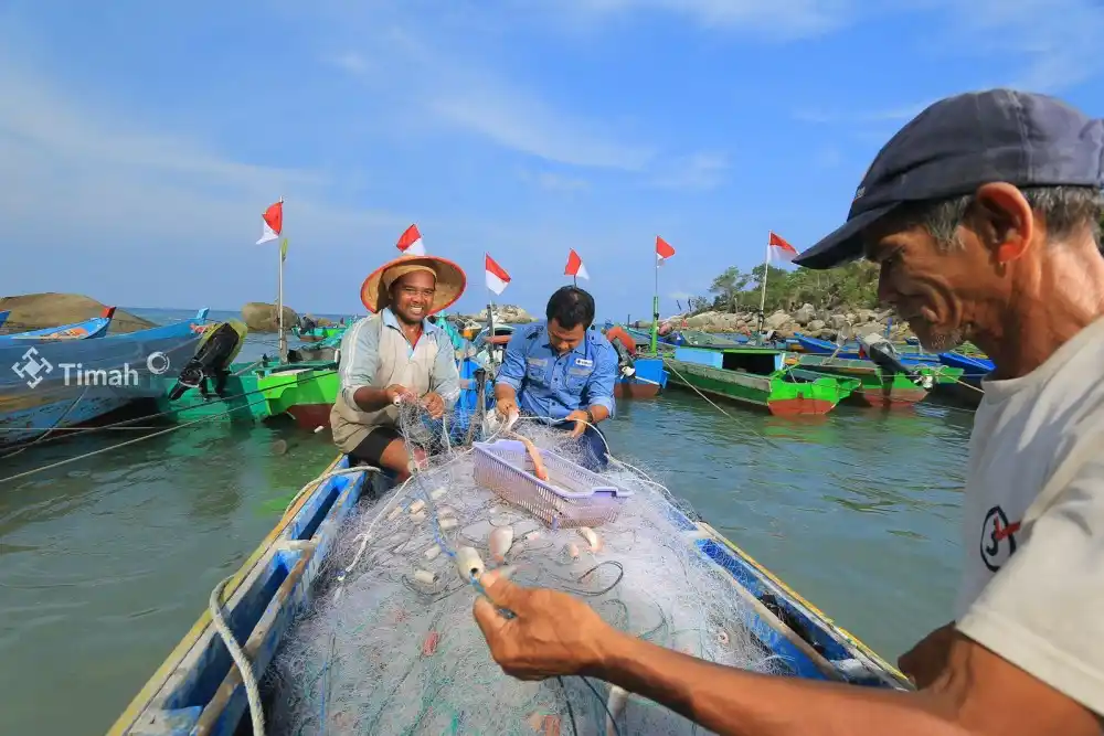 PT Timah Berikan Perlindungan Sosial BPJS Ketenagakerjaan Bagi nelayan [Foto: Doc. PT Timah]