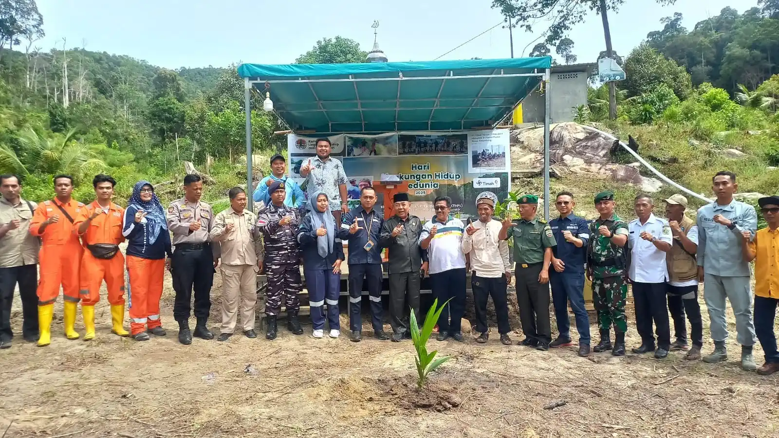 PT Timah Tanam Ratusan Pohon Produktif di Kabupaten Karimun [Foto: Doc. PT Timah]