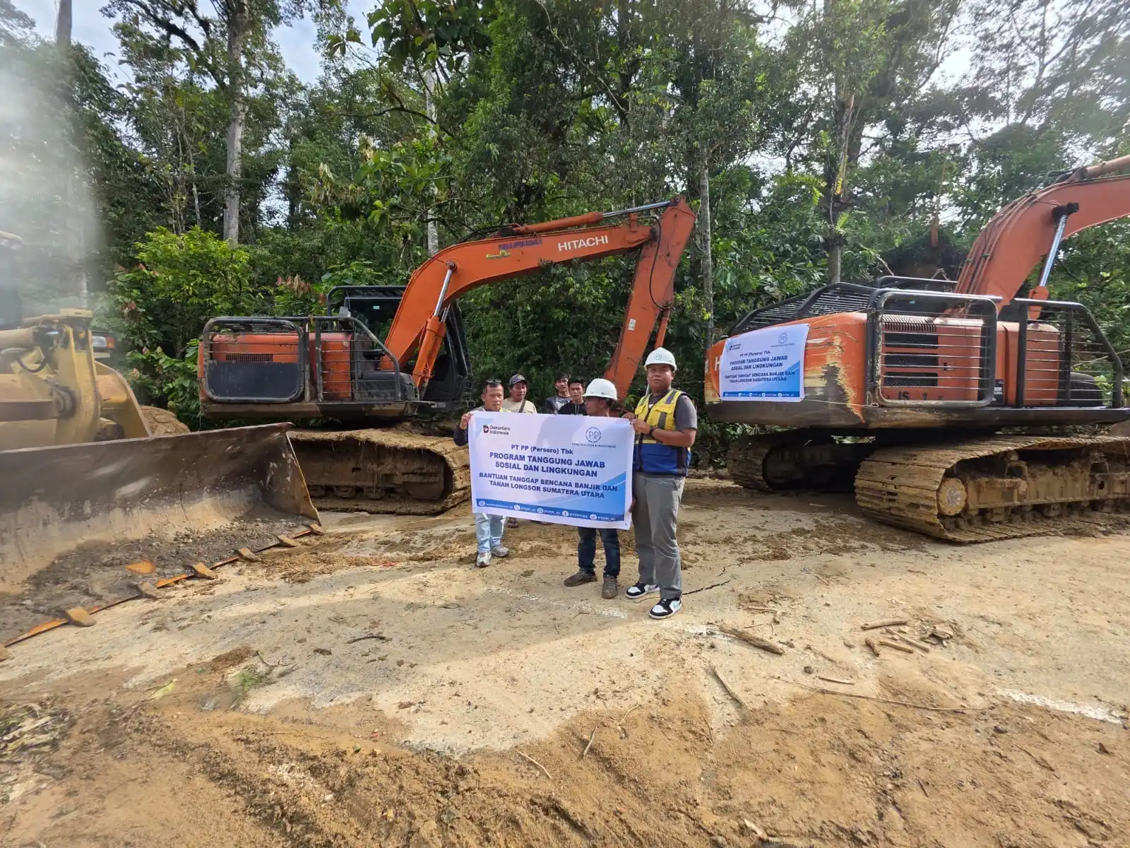 Kementerian Pekerjaan Umum (PU) menggandeng berbagai mitra kerja konstruksi untuk memperkuat mobilisasi alat berat, logistik, dan dukungan teknis di lapangan untuk penanganan bencana di Sumatera. (Foto: PU)