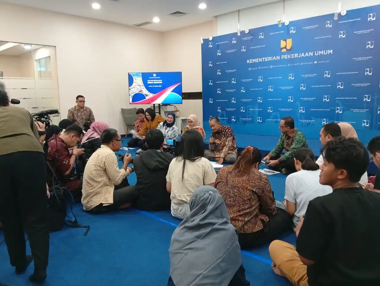 Hadapi Musim Banjir, Kementerian PU Siap Siaga 24 Jam Berikan Bantuan Menteri Pekerjaan Umum, Dody Hanggodo bersama jajaran menggelar Media Briefing di Kantor Kementerian PU, Jakarta, Jumat (31/10).