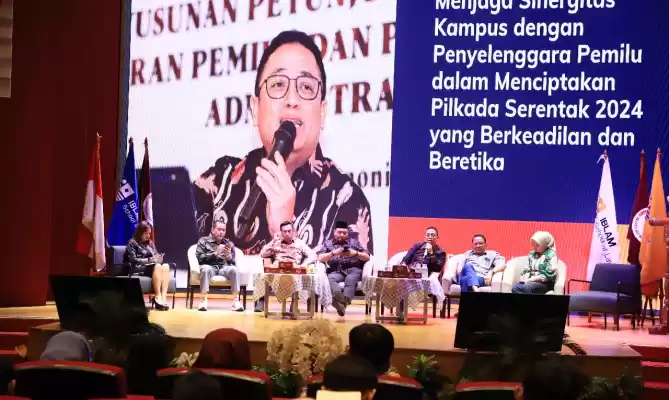 Anggota Bawaslu Puadi (ketiga dari kanan) menjadi pembicara dalam Seminar Nasional Iblam School of Law di Perpusnas RI. ( Foto: Publikasi dan Pemberitaan Bawaslu RI)