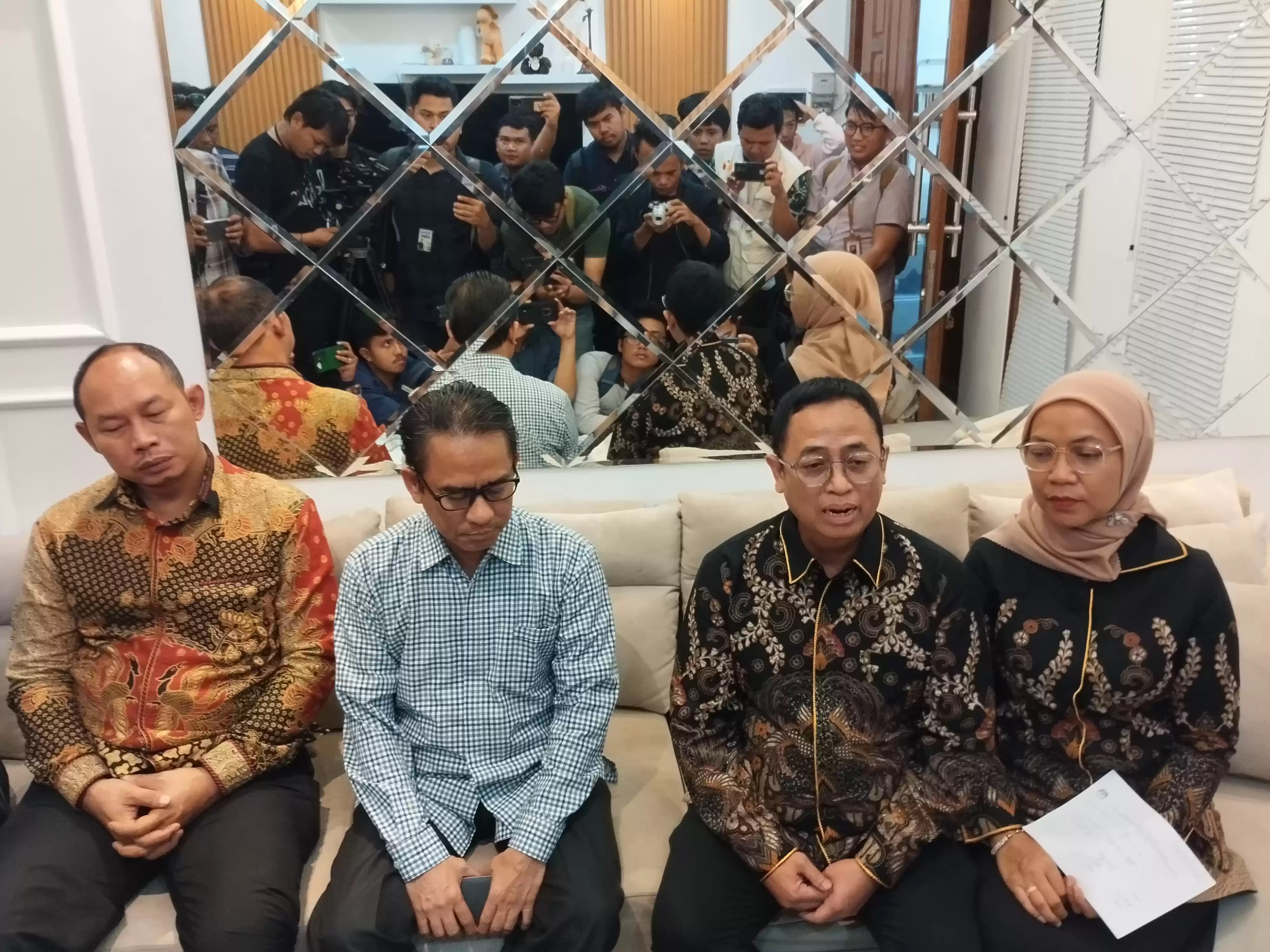 Anggota Bawaslu RI, Puadi bersama Istri saat kediamannya di coklit oleh panitia pemuktakhiran data pemilih (Pantarlih) Kota Jakarta Barat. (Foto: MI/Dhanis)