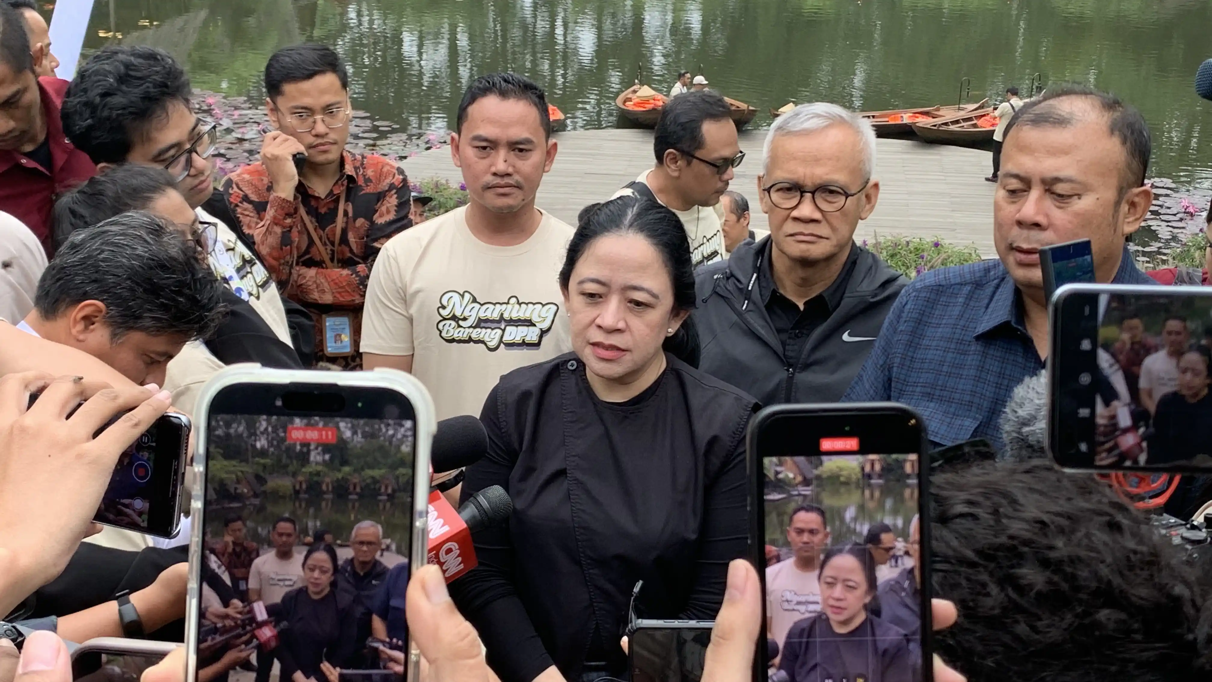 Ketua DPR RI, Puan Maharani memberikan keterangan pers terkait bencana banjir dan longsor di Aceh, Sumut, dan Sumbar, Bandung, Jumat (5/12). Zul Sikumbang/MI