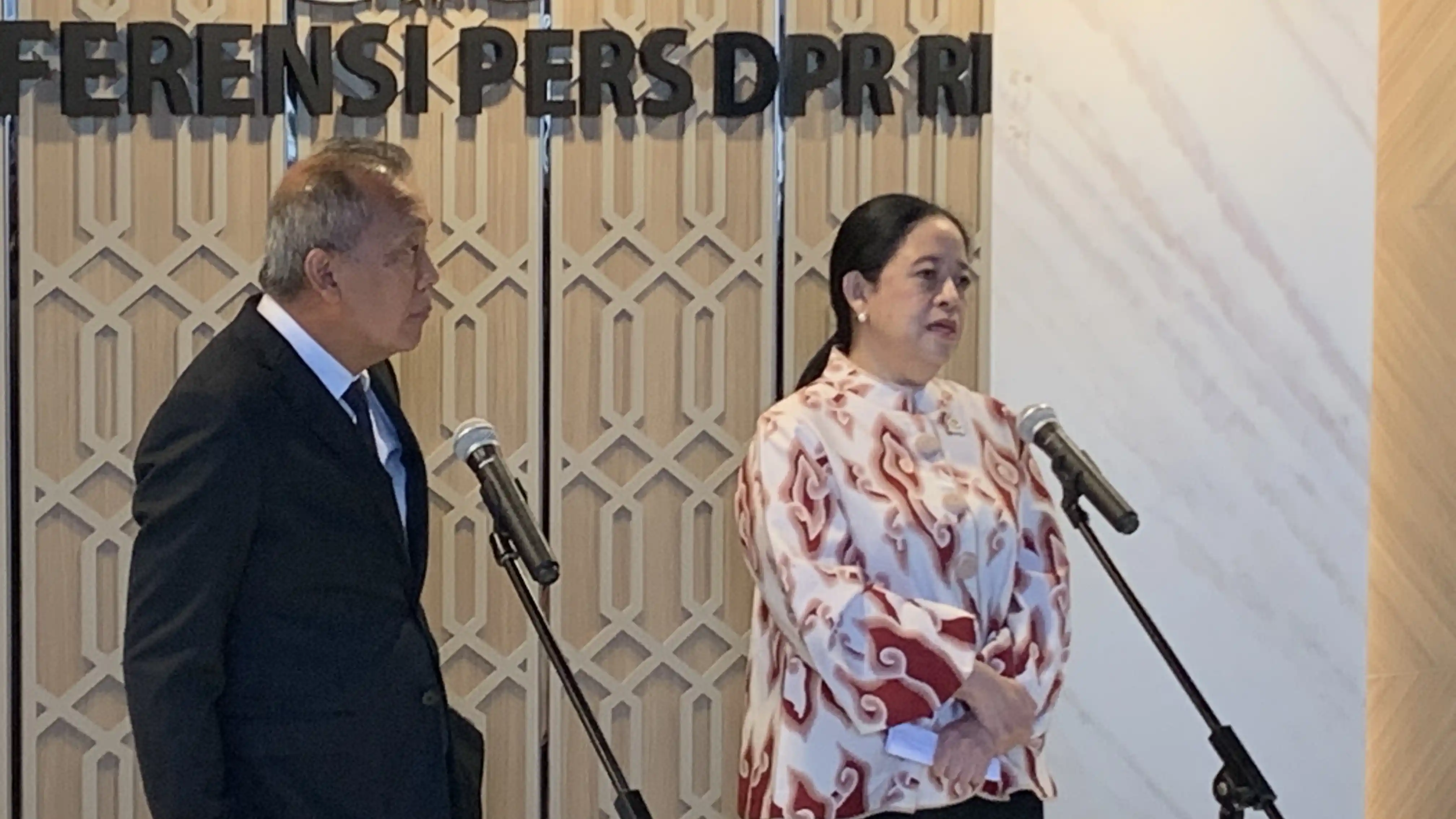 Ketua DPR RI, Puan Maharani didamping Wakil Ketua DPR RI, Saan Mustofa memberikan keterangan pers di Gedung DPR RI, Jakarta, Selasa (18/11). (Foto: Zul sikumbang)