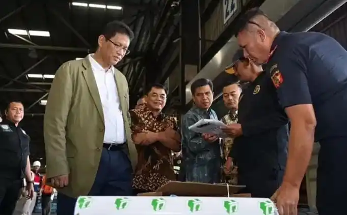 Purbaya sidak ke Kantor Pengawasan dan Pelayanan Bea dan Cukai Tipe Madya Pabean (KPPBCTMP) Tanjung Perak (Foto: Kemenkeu)