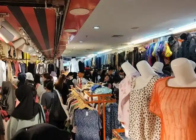 Pusat Penjualan Baju Bekas di Pasar Senen, Jakarta Pusat (Foto: Dok MI)