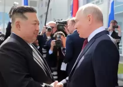 Pemimpin Korea Utara Kim Jong Un (kiri) berjabatan tangan dengan Presiden Rusia Vladimir Putin (kanan). (Foto: Handout KCNA)