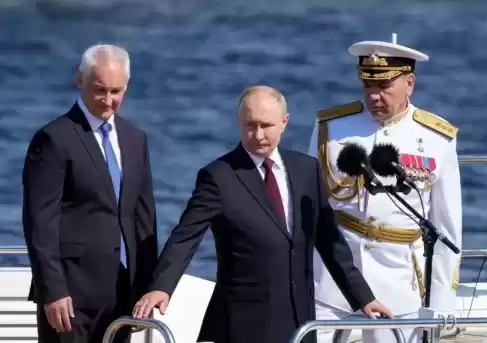Presiden Rusia Vladimir Putin, Menteri Pertahanan Andrei Belousov, dan Panglima Angkatan Laut Rusia Laksamana Alexander Moiseyev menghadiri parade tahunan Hari Angkatan Laut di Saint Petersburg, 28 Juli 2024. (Foto: via Reuters)