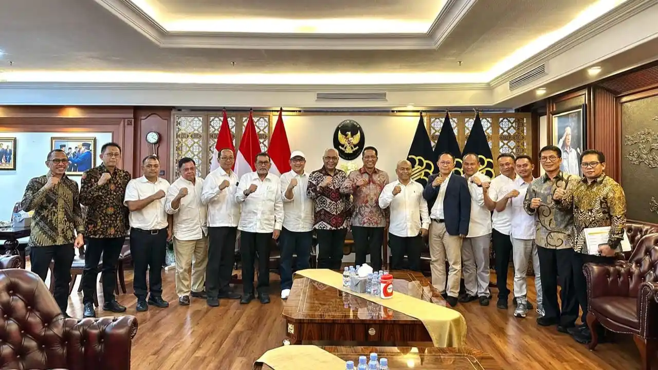 PWI Kembali Terdaftar di Kemenkum, Akses AHU Sangat Cepat dan Mudah Organisasi Persatuan Wartawan Indonesia (PWI) resmi kembali terdaftar di Kementerian Hukum (Kemenkum) RI dengan Nomor AHU-0001616.AH.01.08. Tahun 2025.