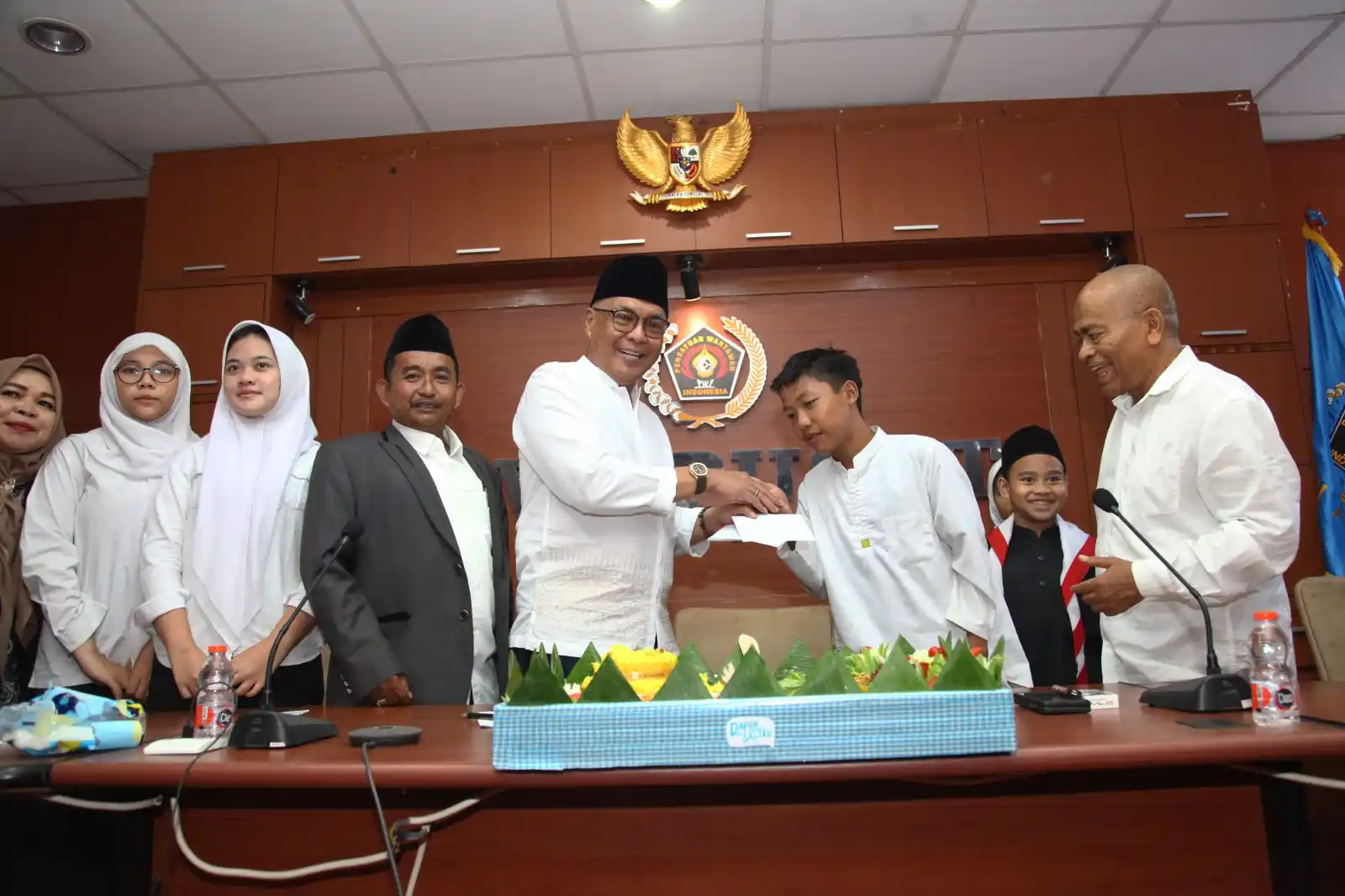 Doa Yatim Iringi Tasyakuran: PWI Resmi Kembali ke Rumah Lama di Lantai 4 Dewan Pers asyakuran menjadi kegiatan pertama yang digelar oleh pengurus Persatuan Wartawan Indonesia (PWI) Pusat periode 2025-2030 yang dipimpin oleh Akhmad Munir selaku ketua umum, di lantai 4 Gedung Dewan Pers, Jalan Kebon Sirih, Jakarta Pusat, Jumat (26/9/25).