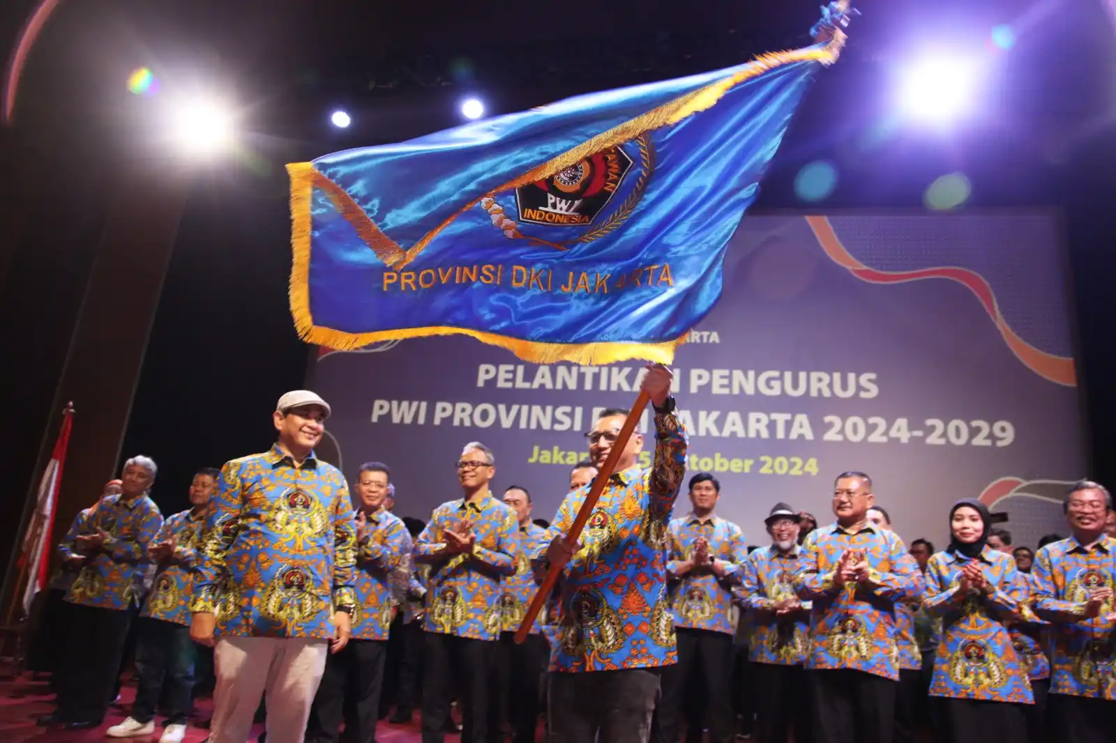 Ketua Umum PWI Zulmansyah Sakedeng menyerahkan bendera PWI kepada Ketua PWI Jaya Kesitu Budi Handoyo dalam pelantikan pengurus PWI Jaya periode 2024-2029. IST