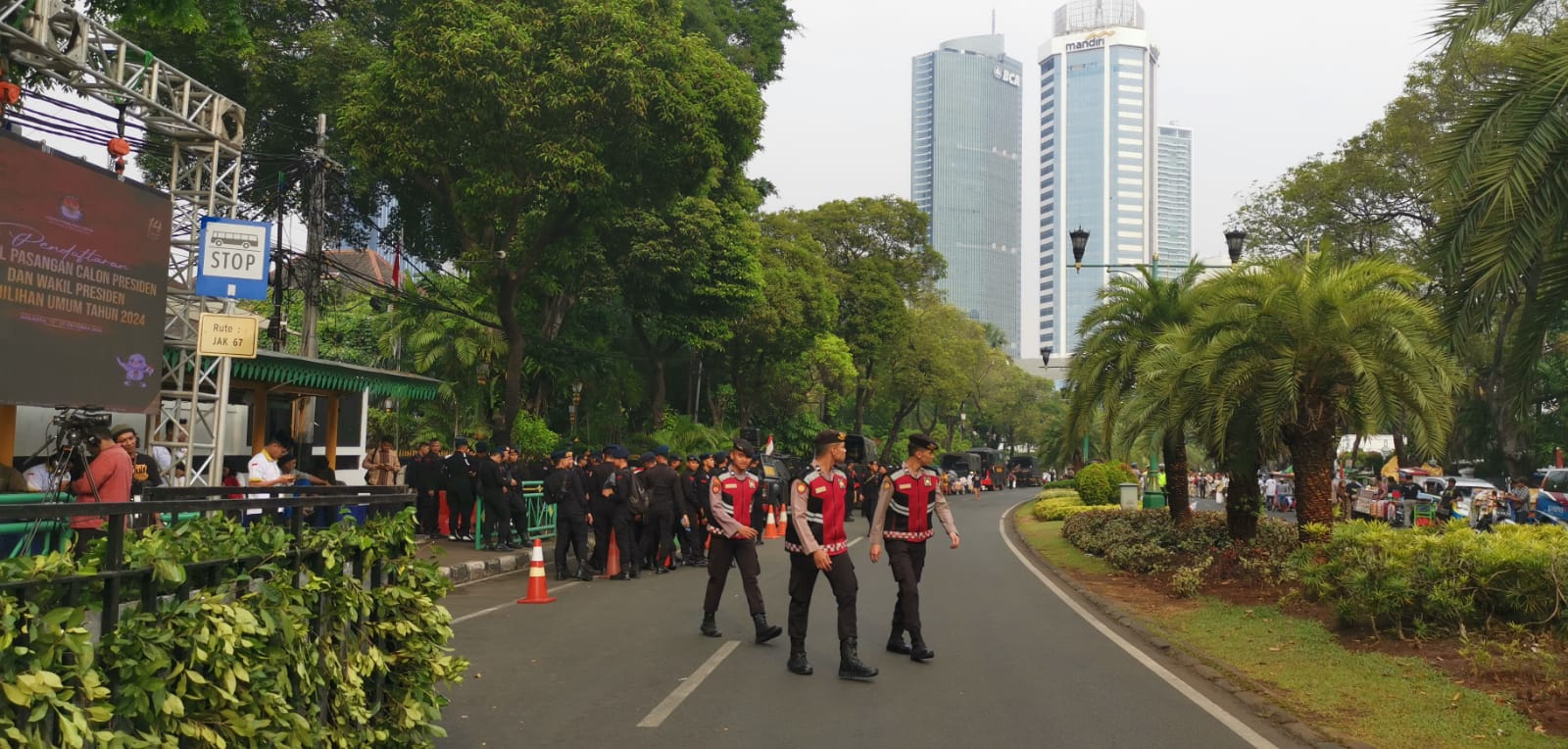 Ribuan aparat dikerahkan untuk mengamankan proses pendaftaran capres-cawapres Prabowo-Gibran. [Foto: MI/Dhanis]