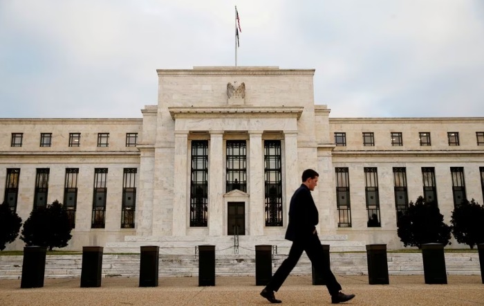 Seorang Pria Berjalan Melewati Gedung Federal Reserve (Foto : Reuters)