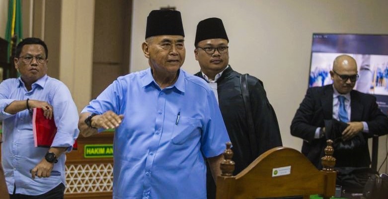 Terdakwa kasus penodaan agama Panji Gumilang menyapa kerabatnya usai sidang pembacaan tuntutan di Pengadilan Negeri Indramayu, Jawa Barat, Kamis (22/2/2024). (Foto: ANTARA)