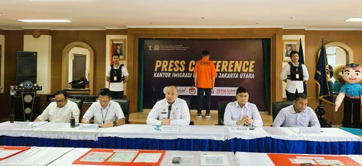 Kepala Kantor Imigrasi Kelas I TPI Jakarta Utara, Qriz Pratama bersama jajaran saat jumpa pers di Jakarta, Rabu (21/2/2024). (Foto: ANTARA)