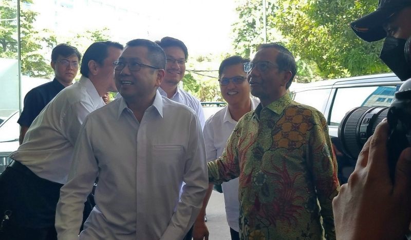 Menkopolhukam Mahfud MD (kanan) dan  Ketum Partai Perindo Hary Tanoesoedibjo (kiri) (Foto: ANTARA)