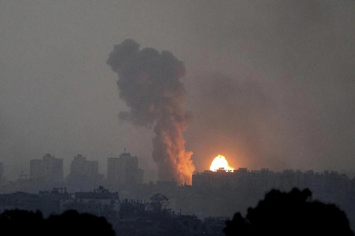 Api dan asap membubung menyusul serangan udara Israel di Jalur Gaza, Sabtu (28/10/2023). [Foto: AP]