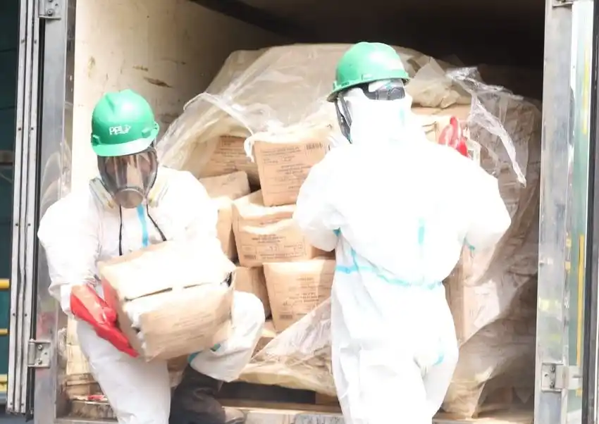 Petugas membawa karton berisi udang yang terpapar Cesium-137 (Foto: Dok MI/KLH)