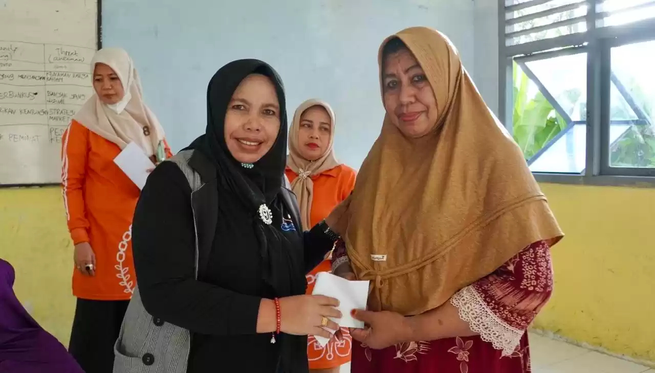 Ketua I TP-PKK Kota Tidore Kepulauan, Rahmawati Muhammad Sinen memberikan bantuan tunai kepada warga Rua, Kota Ternate yang terdampak banjir bandang (Foto: Istimewa)