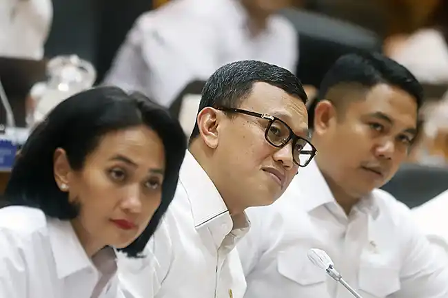 Menteri Pelindungan Pekerja Migran Indonesia (PPMI)Badan Pelindungan PMI (BP2MI) Abdul Kadir Karding (tengah) bersama Wakil Menteri PPMI/Wakil Kepala BP2MI Christina Aryani (kiri) dan Dzulfikar Ahmad TawallaÊ (kanan) saat bersiap mengikuti rapat kerja dengan Komisi IX DPR (Foto: Dok MI/Charels U)