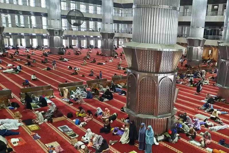 Jamaah Masjid Istiqlal, Jakarta Pusat selepas melaksanakan Shalat Ashar berjamaah pada Senin (8/4/2024). [Foto: ANTARA]