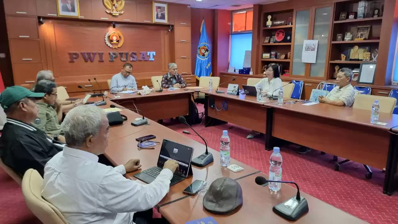 Ketua DK Pusat Sasongko  Sek DK Nurcholis dan anggota DK Uni Lubis dalam rapat terkait kasus UKW BUMN. [Foto: Dok MI]
