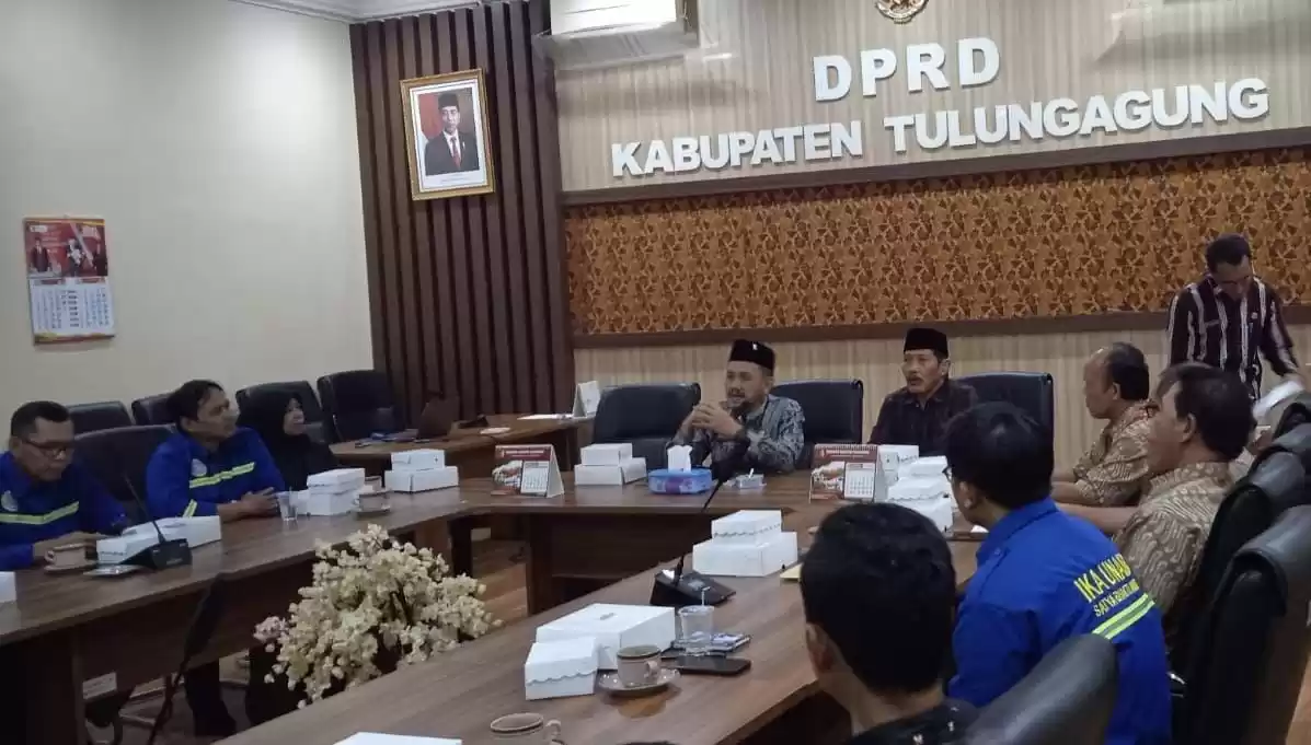 Rapat Hearing DPRD Tulungagung bersama IKA Unair Surabaya dan warga desa Tenggarejo Kecamatan Tanggunggunung (Foto: Dok MI/JK)