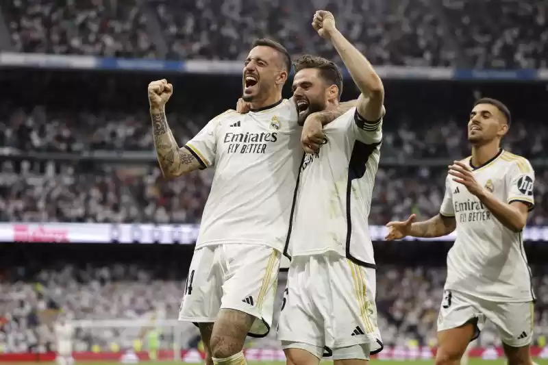 Striker Real Madrid Joselu, merayakan gol bersama Nacho Fernandez [Foto: AFP]