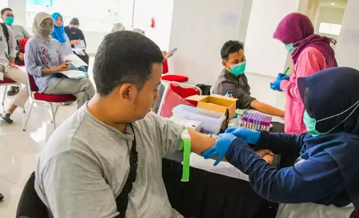 Petugas mengambil sample darah calon relawan saat tes kesehatan. (Foto: Antara)
