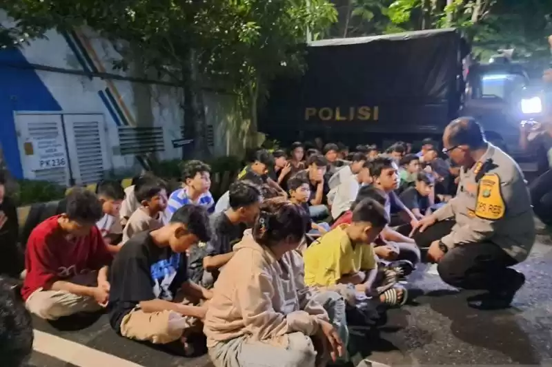 Kapolres Metro Jakarta Utara, Kombes Pol Gidion Arif Setyawan menginterogasi anak remaja yang terjaring dalam razia konvoi malam takbiran pada Selasa (9/4/2024). [Foto: ANTARA]
