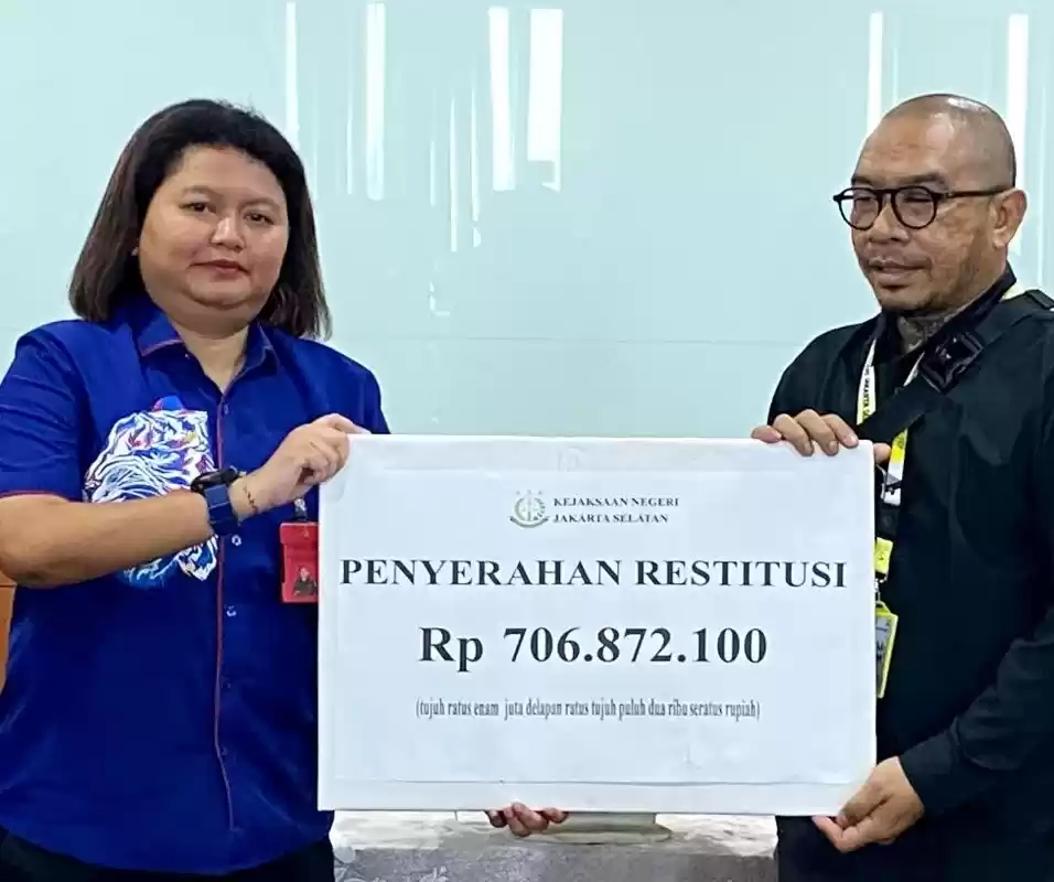 Kejaksaan Negeri Jakarta Selatan memberikan hasil restitusi sebanyak Rp706 juta kepada ayah David Ozora, Jonathan Latumahina dari lelang mobil Rubicon milik Mario Dandy, Jakarta, Kamis (Foto: Antara)