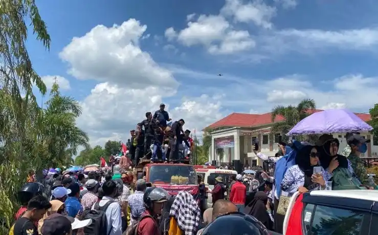 Ribuan guru yang menyambut Supriyani di depan PN Andoolo, Konawe Selatan, Sulawesi Tenggara (Foto: Antara)