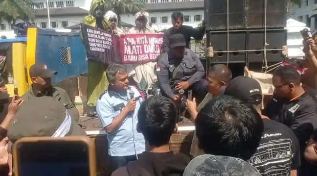 Ribuan orang saat menggelar aksi damai di depan Gedung Sate Ribuan orang saat menggelar aksi damai di depan Gedung Sate, di Jalan Diponegoro, Kota Bandung, yang mendesak Gubernur Jawa Barat, Dedi Mulyadi agar mencabut larangan study tour, Senin (21/7/2025). (Foto: MI/Sugiyanto)