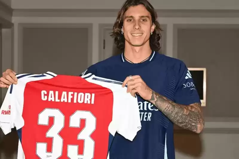 Bek Timnas Italia Riccardo Calafiori resmi berseragam Arsenal [Foto: Doc. Arsenal]