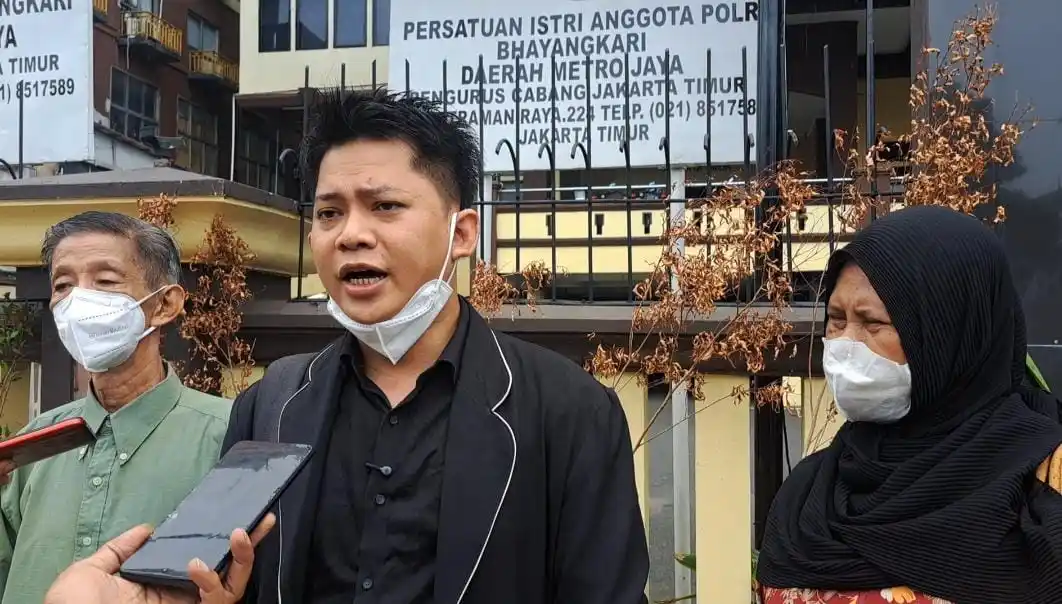 Roby Roby bersama kedua orang tuanya di depan gedung Polres Jakarta Timur (Foto: Dok MI/Adelio Pratama)