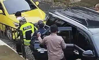 Gubernur Bengkulu Rohidin Mersyah menggunakan jaket polantas saat keluar dari gedung Mapolres Bengkulu, Minggu (24/11/2024) [Foto: Repro]