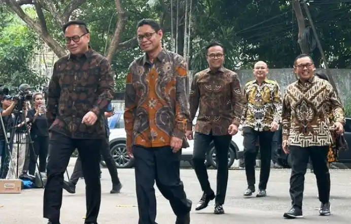 Rombongan calon wakil menteri dan kepala badan tiba di Rumah Presiden Terpilih Prabowo Subianto, Jalan Kartanegara, Jakarta Selatan, Selasa (15/10/2024). (Foto: Antara)