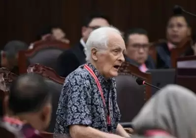 Profesor Filsafat STF Driyarkara Franz Magnis-Suseno menjadi saksi ahli saat sidang lanjutan sengketa hasil pilpres 2024 di Mahkamah Konstitusi, Jakarta, Selasa (2/4/2024).