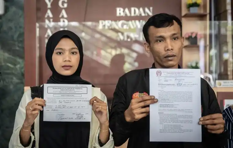 Keluarga almarhumah Dini Sera Afrianti, Alfika Risma (kiri) menunjukkan bukti laporan di Kantor Badan Pengawas Mahkamah Agung, Jakarta, Rabu (31/7/2024). Keluarga Dini Sera Afrianti melaporkan tiga Hakim PN Surabaya yaitu Erintuah Damanik, Mangapul dan Heru Hanindio yang memvonis bebas terdakwa pembunuhan dan penganiayaan Gregorius Ronald Tannur terkait dengan sifat dan etika hakim dalam proses persidangan ke Badan Pengawas Mahkamah Agung. [Foto: Antara]
