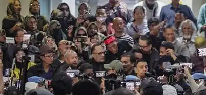 Roy Suryo disambut pendukungnya usai diperiksa, Kamis (13/11/2025) malam (Foto: Dok MI/Adelio Pratama)