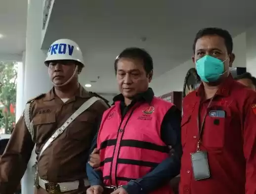 RR, Kepala Kantor Wilayah (Kanwil) Bea Cukai (BC) Riau periode 2019-2021 mengenakan rompi tahanan Kejagung (Foto: Dok MI)