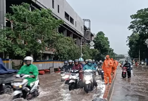 Sejumlah pengendara sepeda motor menerobos banjir yang terjadi di Tanjung Barat, Jakarta Selatan, Rabu (3/4/2024). (Foto: ANTARA)