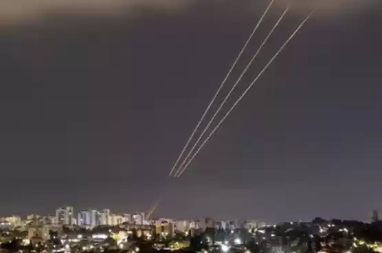 Iran melancarkan serangan rudal dan drone ke Israel pada Minggu 14 April 2024 (Foto: Reuters)