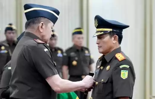 Jaksa Agung ST Burhanuddin melantik Rudi Margono yang ditunjuk sebagai Kepala Badan Pendidikan dan Pelatihan Kejaksaan RI. Rudi Margono menggantikan Tony T. Spontana