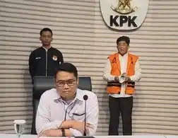 Tersangka kasus dugaan suap pemberian Izin Usaha Pertambangan (IUP) Rudy Ong Chandra (tengah) dihadirkan pada konferensi pers di Gedung Merah Putih KPK, Jakarta Selatan, Senin (25/8/2025). Komisi Pemberantasan Korupsi (KPK) menetapkan pengusaha tambang Rudy Ong Chandra sebagai tersangka terkait kasus dugaan suap pemberian Izin Usaha Pertambangan (IUP) di Kalimantan Timur periode 2013-2018.