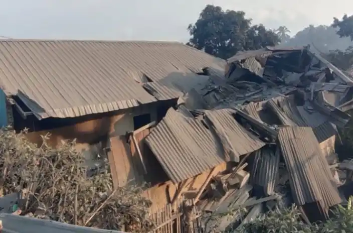 Satu unit rumah ambruk setelah ditimpa material erupsi gunung Lewotobi (Foto: Antara)