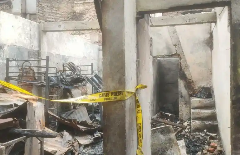 Rumah dengan tiga korban meninggal akibat kebakaran. (Foto: Antara)